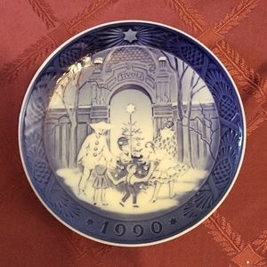 1990 Royal Copenhagen wall plate.